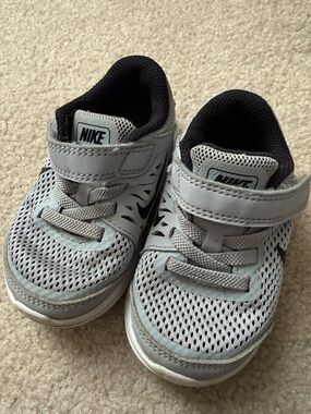 GUC Nike Toddler Light Gray and Black Breathable Mesh Sneakers